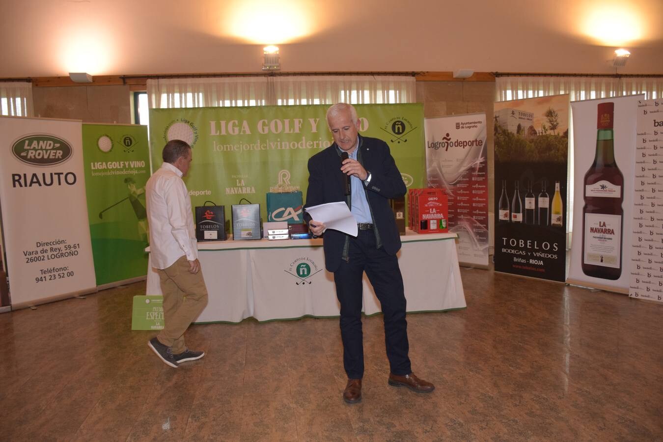 Los ganadores del tercer torneo de la Liga de Golf y Vino recibieron sus premios.