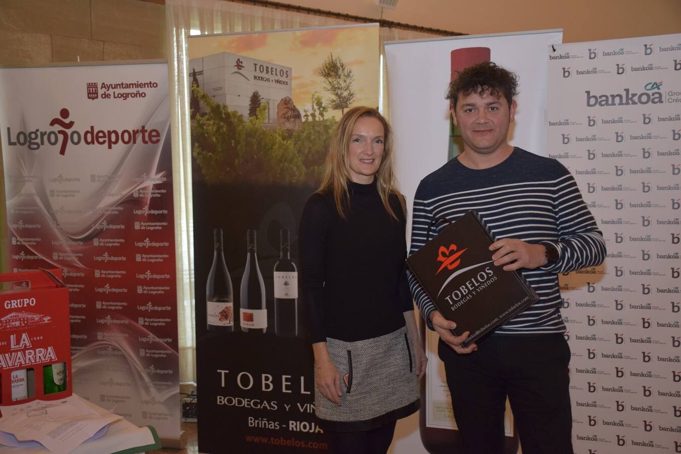 Los ganadores del tercer torneo de la Liga de Golf y Vino recibieron sus premios.