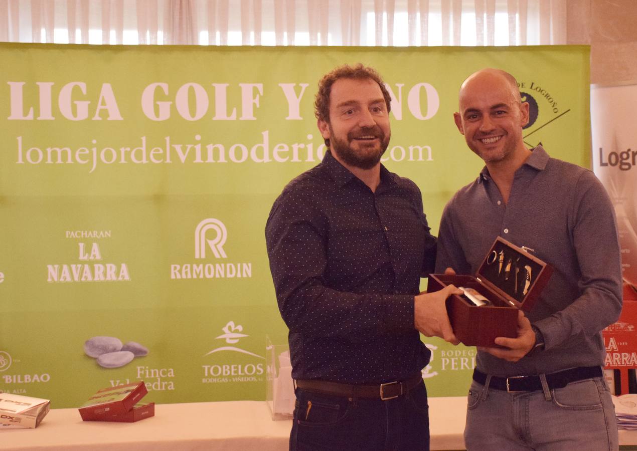 Los ganadores del tercer torneo de la Liga de Golf y Vino recibieron sus premios.