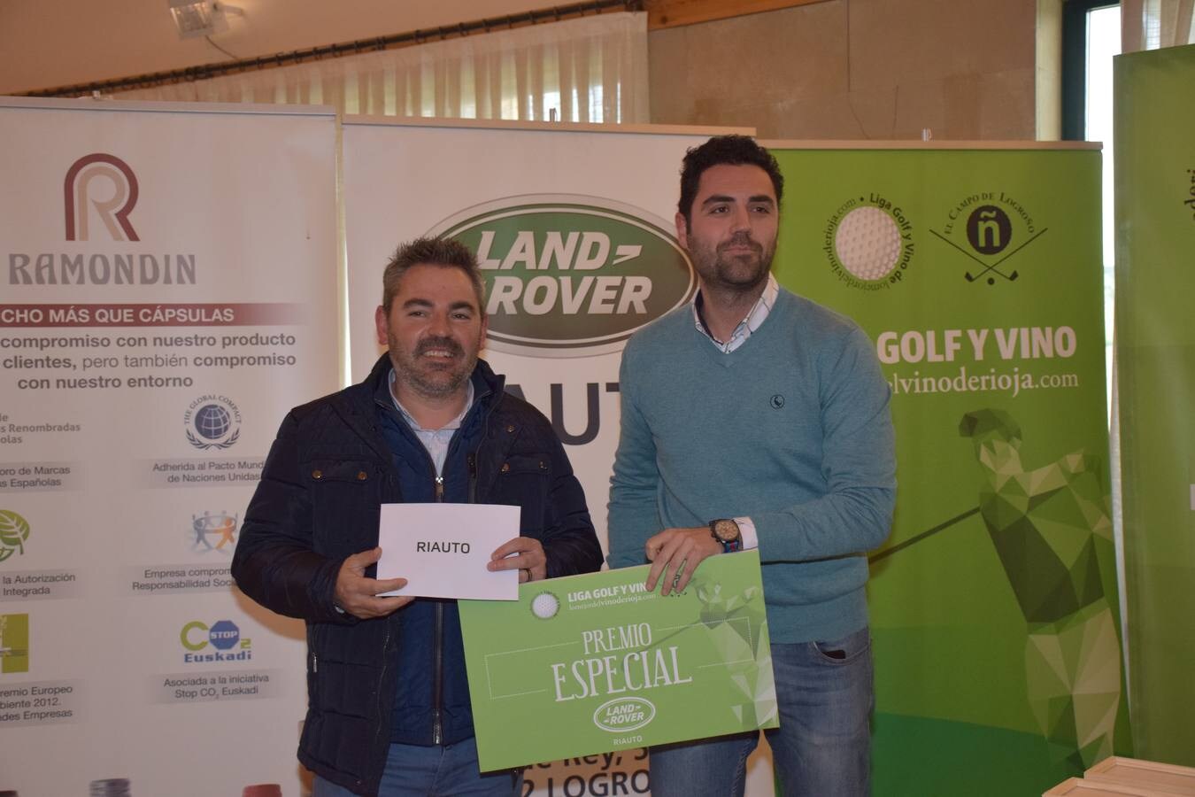 Los ganadores del tercer torneo de la Liga de Golf y Vino recibieron sus premios.