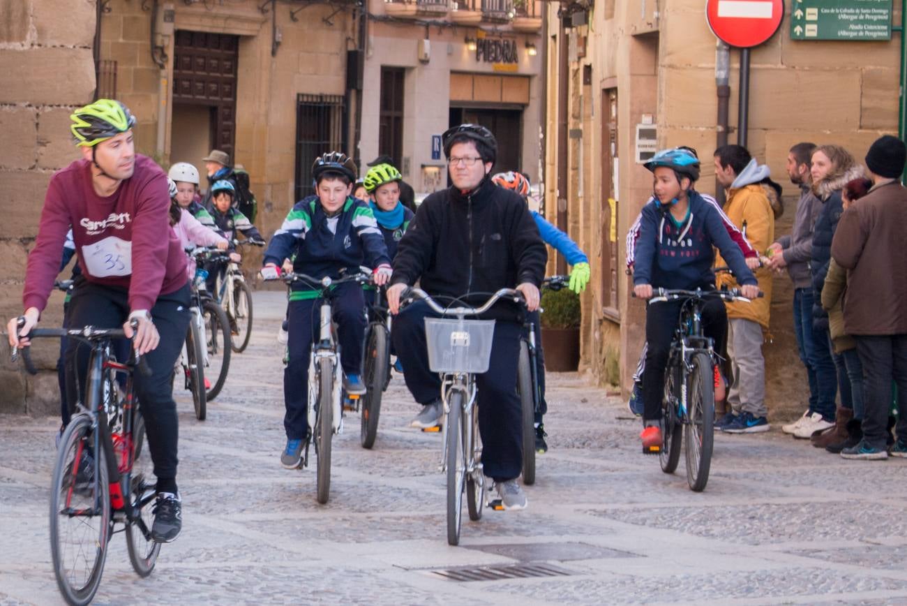 La V Marcha Solidaria en Bicicleta, a beneficio de la AECC ha reunido en Santo Domingo de la Calzada a cerca de 500 personas, la mayoría de ellas escolares.