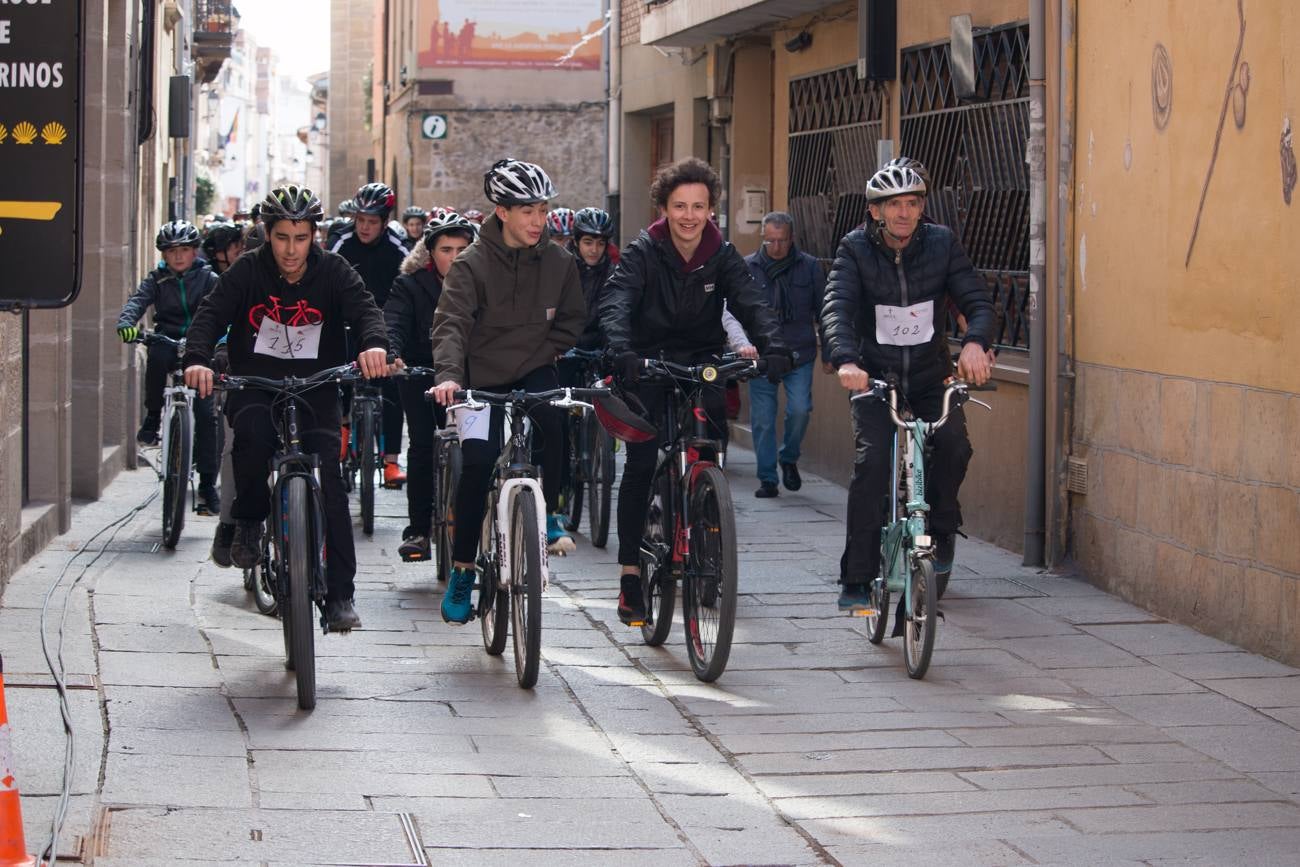 La V Marcha Solidaria en Bicicleta, a beneficio de la AECC ha reunido en Santo Domingo de la Calzada a cerca de 500 personas, la mayoría de ellas escolares.