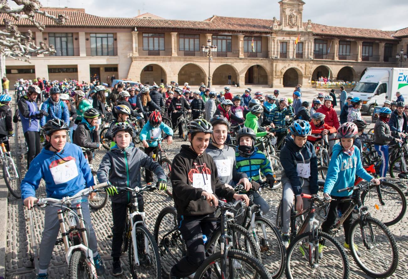 La V Marcha Solidaria en Bicicleta, a beneficio de la AECC ha reunido en Santo Domingo de la Calzada a cerca de 500 personas, la mayoría de ellas escolares.
