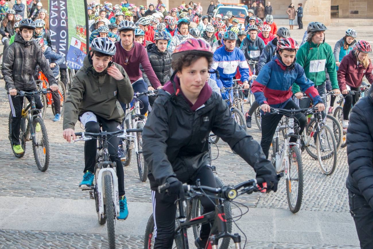 La V Marcha Solidaria en Bicicleta, a beneficio de la AECC ha reunido en Santo Domingo de la Calzada a cerca de 500 personas, la mayoría de ellas escolares.