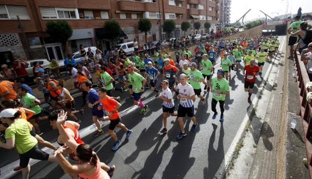 Salida de la última edición de la Media Maratón de La Rioja, celebrada el pasado mayo. :: J.R.
