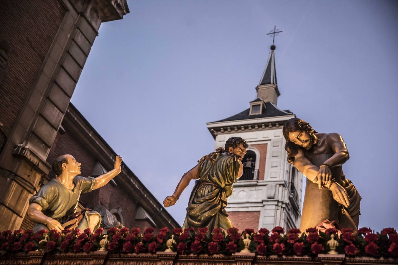 Fotos: Semana Santa en Logroño: Viacrucis procesional de la Cofradía de la Flagelación