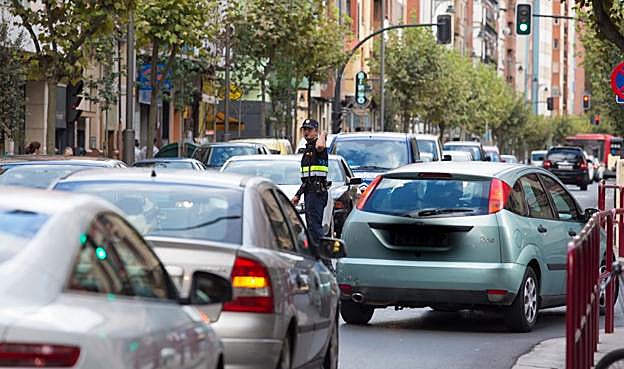 Un nutrido grupo de coches trata de avanzar en un atasco en la logroñesa avenida de Colón. :: 