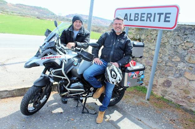 Raúl Espinosa posa con su amigo Juan Vicente y su moto a la salida de Alberite. :: D.M.A.