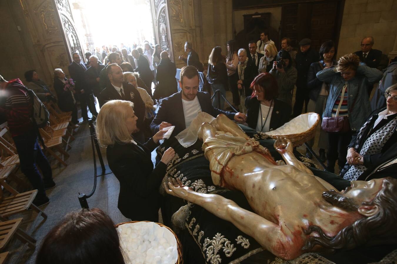 Fotos: Centenares de logroñeses cumplen con la tradición de la Limpieza del Santo Sepulcro