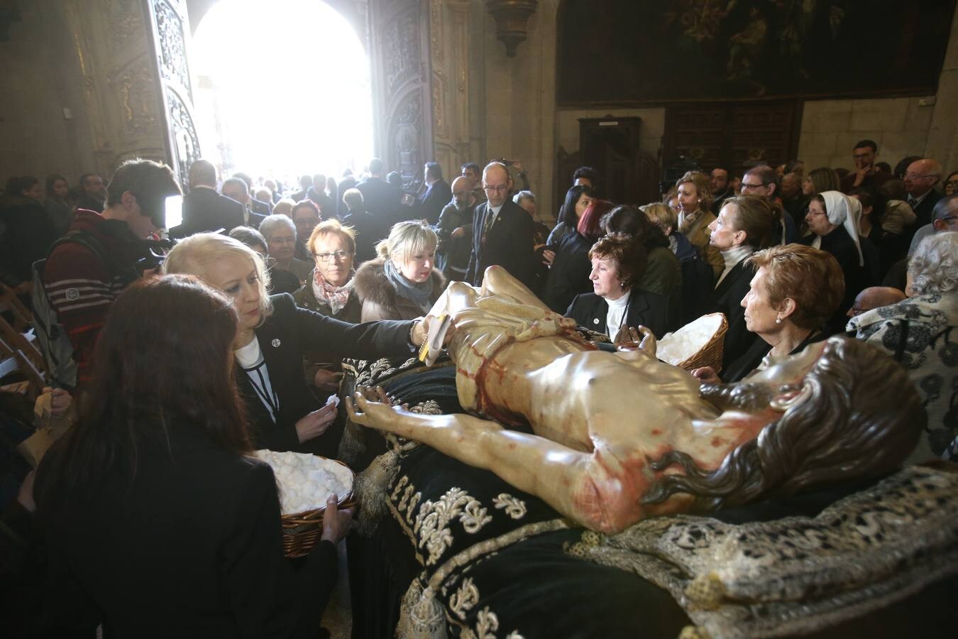 Fotos: Centenares de logroñeses cumplen con la tradición de la Limpieza del Santo Sepulcro