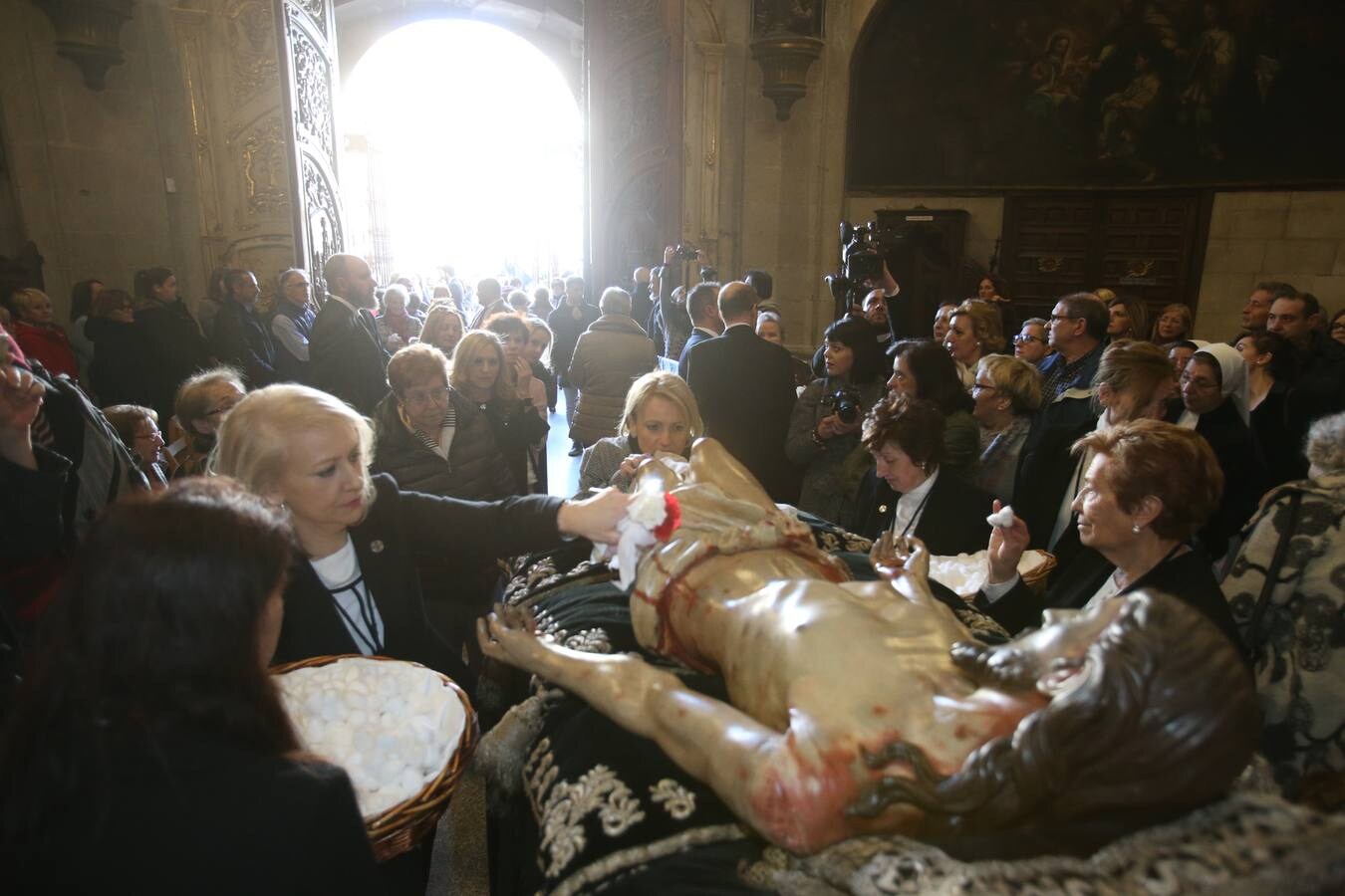 Fotos: Centenares de logroñeses cumplen con la tradición de la Limpieza del Santo Sepulcro