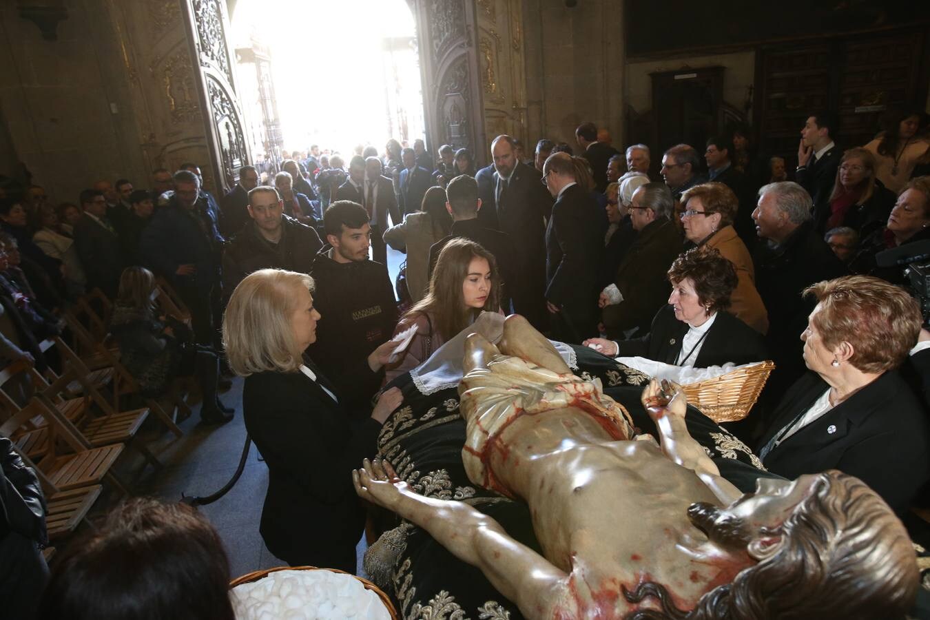 Fotos: Centenares de logroñeses cumplen con la tradición de la Limpieza del Santo Sepulcro