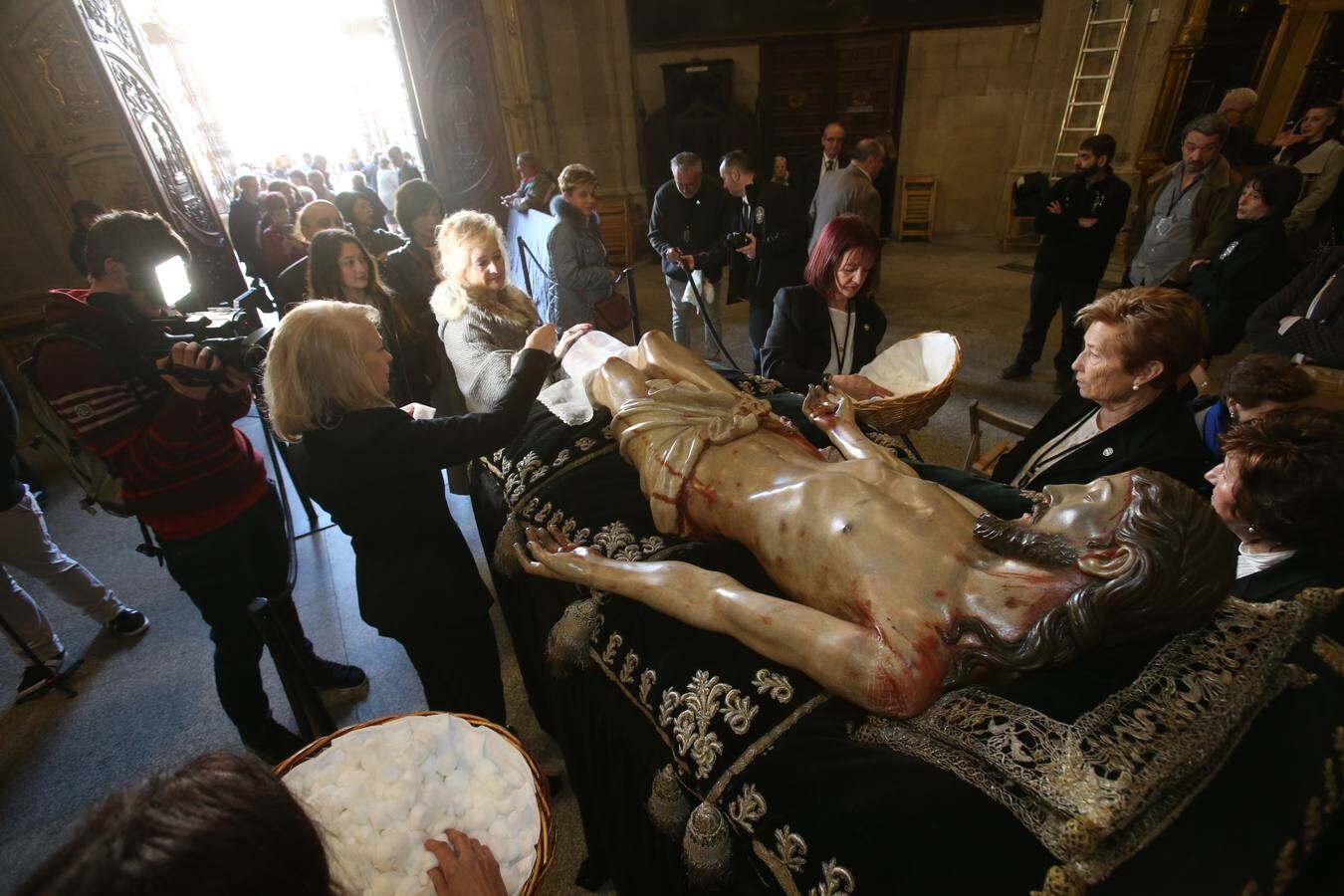 Fotos: Centenares de logroñeses cumplen con la tradición de la Limpieza del Santo Sepulcro