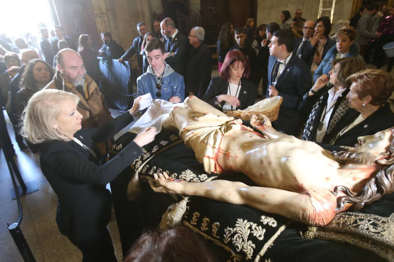 Fotos: Centenares de logroñeses cumplen con la tradición de la Limpieza del Santo Sepulcro