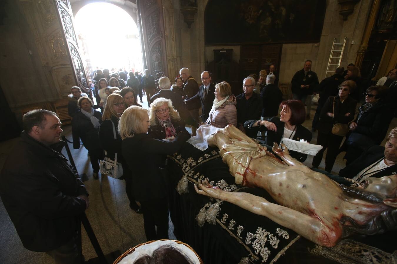 Fotos: Centenares de logroñeses cumplen con la tradición de la Limpieza del Santo Sepulcro