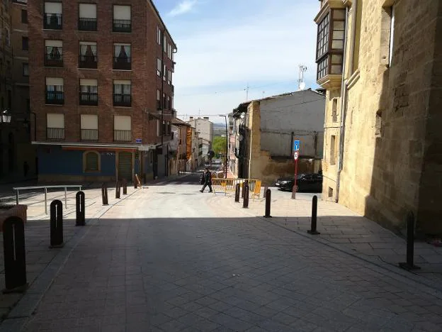 La calle Navarra se abre por primera vez hacia la Paz desde su renovación y será de sentido único. :: l.r.