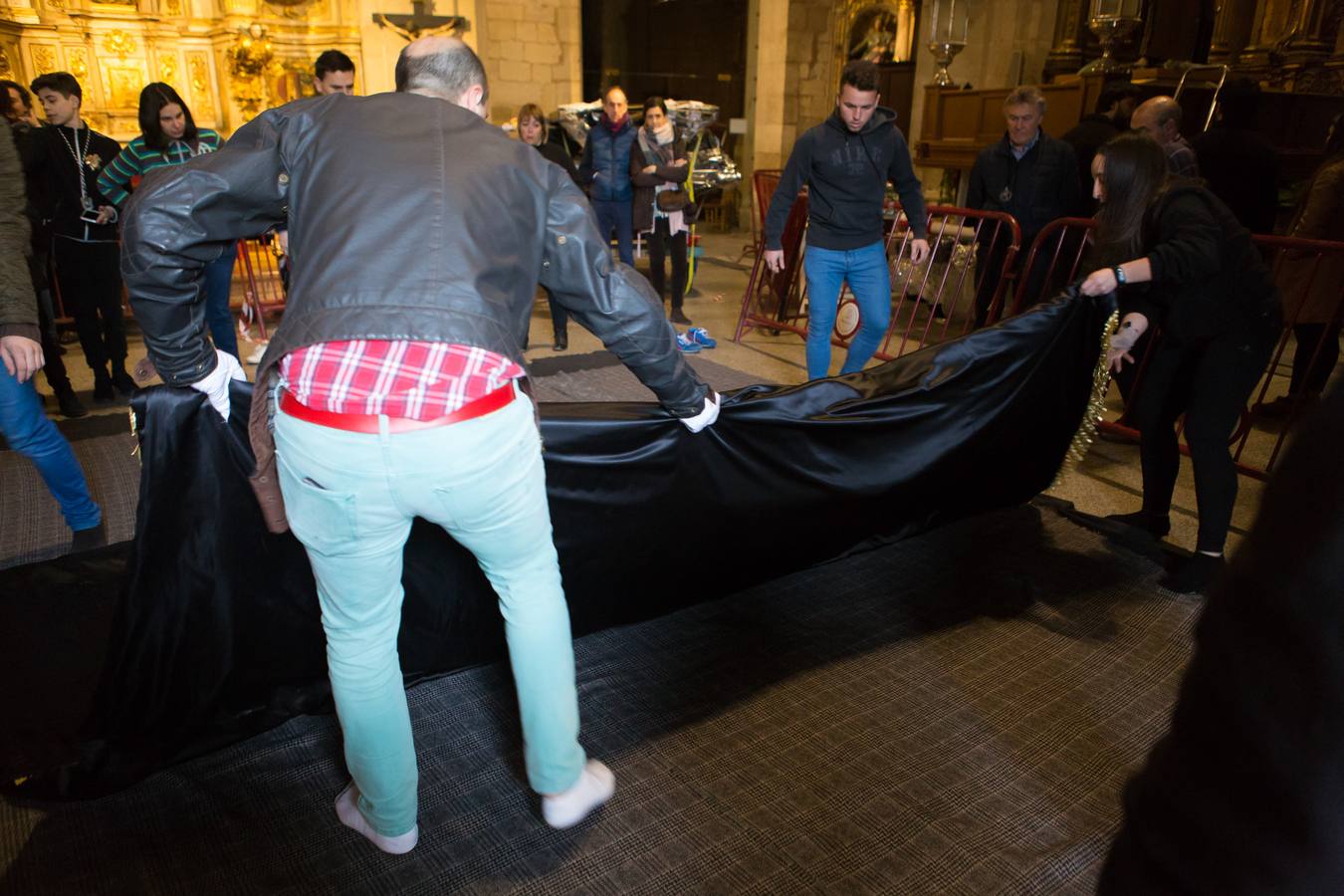 El Manto procesional que luce todos los Viernes Santo la Virgen de la Soledad, una de las piezas más reseñables de la Semana Santa, presenta evidentes indicios de deterioro en su estrcutura