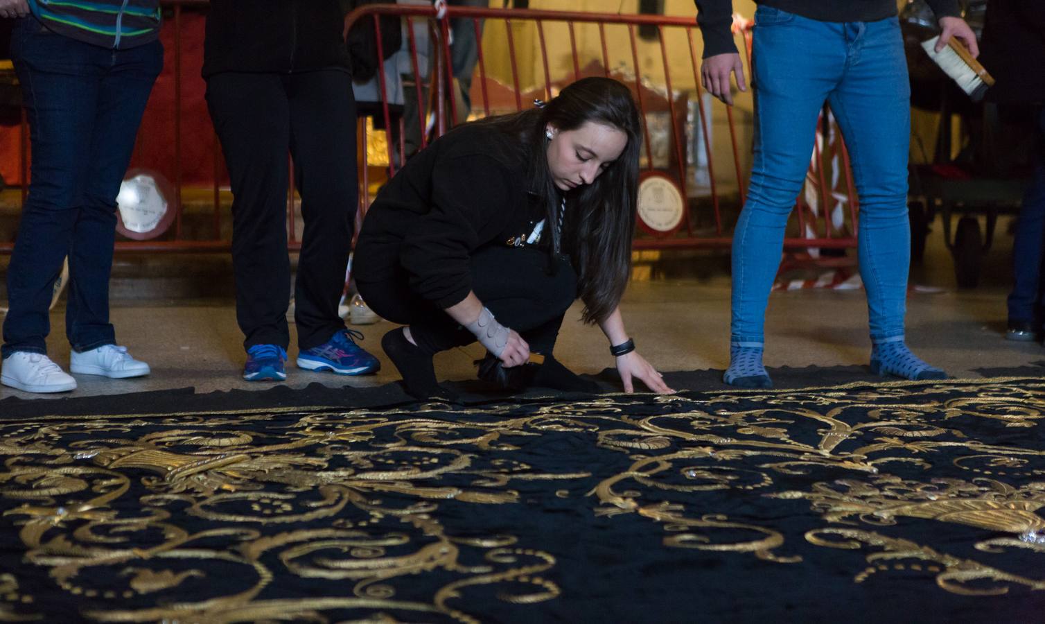 El Manto procesional que luce todos los Viernes Santo la Virgen de la Soledad, una de las piezas más reseñables de la Semana Santa, presenta evidentes indicios de deterioro en su estrcutura