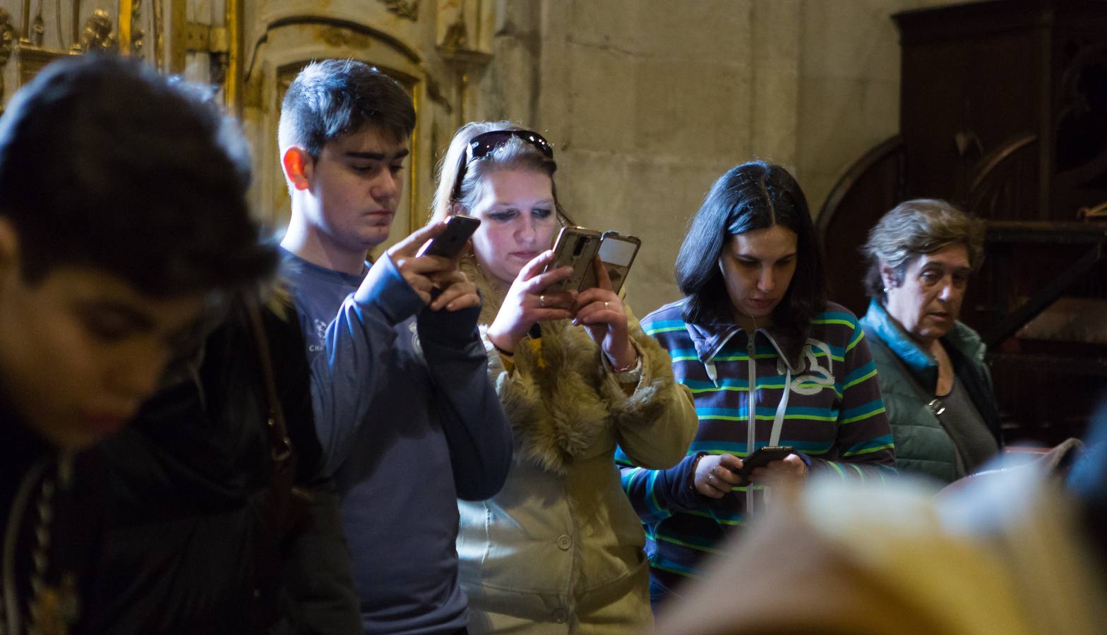 El Manto procesional que luce todos los Viernes Santo la Virgen de la Soledad, una de las piezas más reseñables de la Semana Santa, presenta evidentes indicios de deterioro en su estrcutura