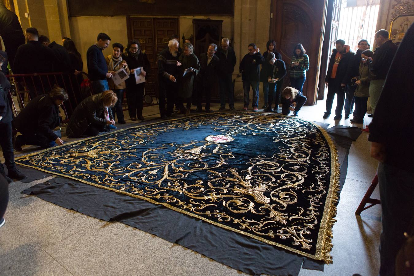 El Manto procesional que luce todos los Viernes Santo la Virgen de la Soledad, una de las piezas más reseñables de la Semana Santa, presenta evidentes indicios de deterioro en su estrcutura