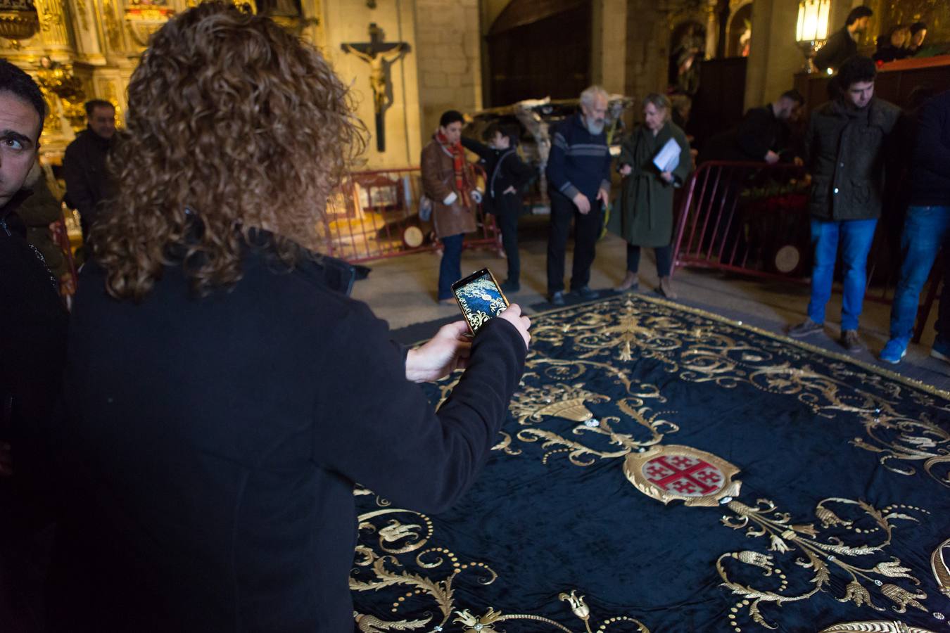 El Manto procesional que luce todos los Viernes Santo la Virgen de la Soledad, una de las piezas más reseñables de la Semana Santa, presenta evidentes indicios de deterioro en su estrcutura