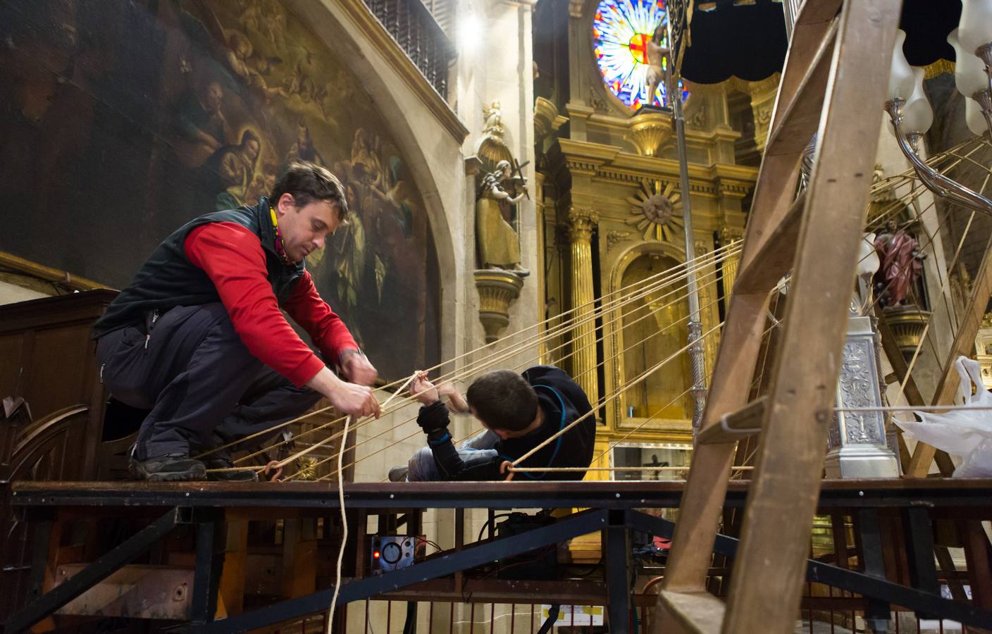 El Manto procesional que luce todos los Viernes Santo la Virgen de la Soledad, una de las piezas más reseñables de la Semana Santa, presenta evidentes indicios de deterioro en su estrcutura