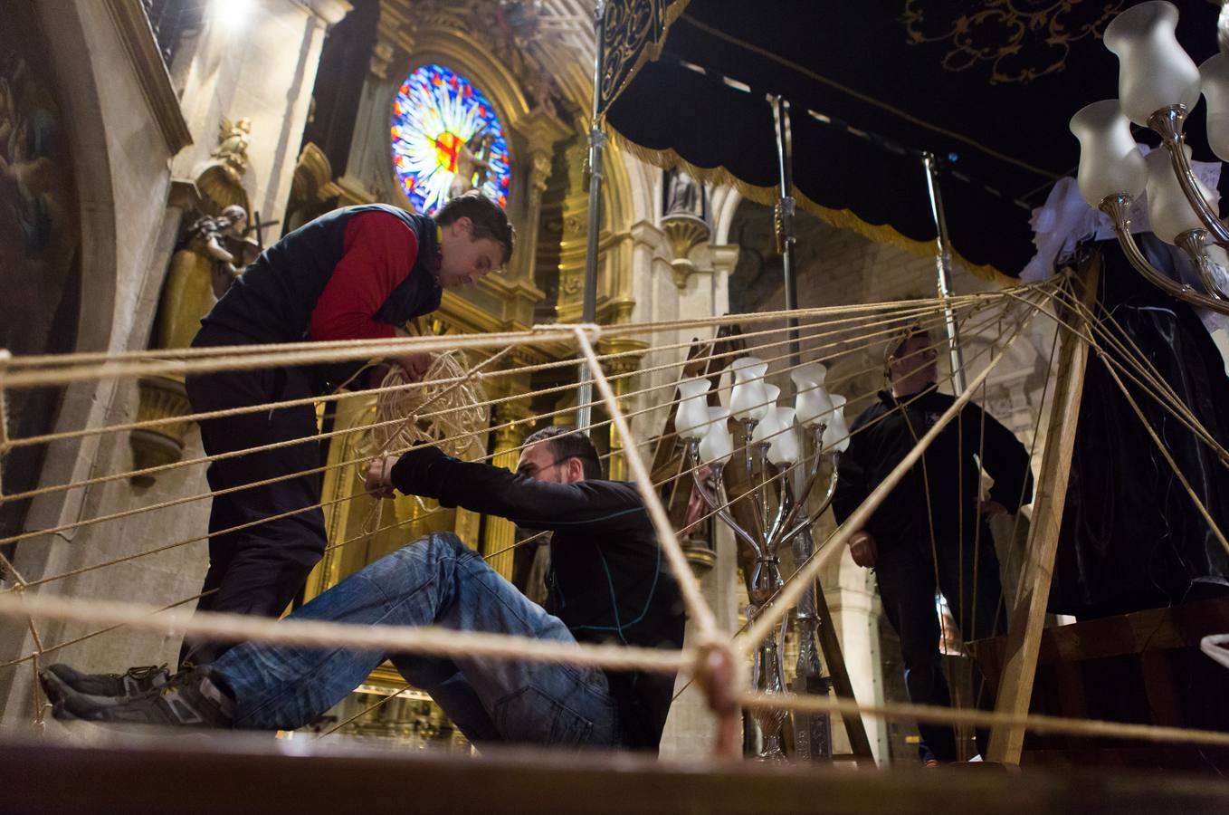 El Manto procesional que luce todos los Viernes Santo la Virgen de la Soledad, una de las piezas más reseñables de la Semana Santa, presenta evidentes indicios de deterioro en su estrcutura