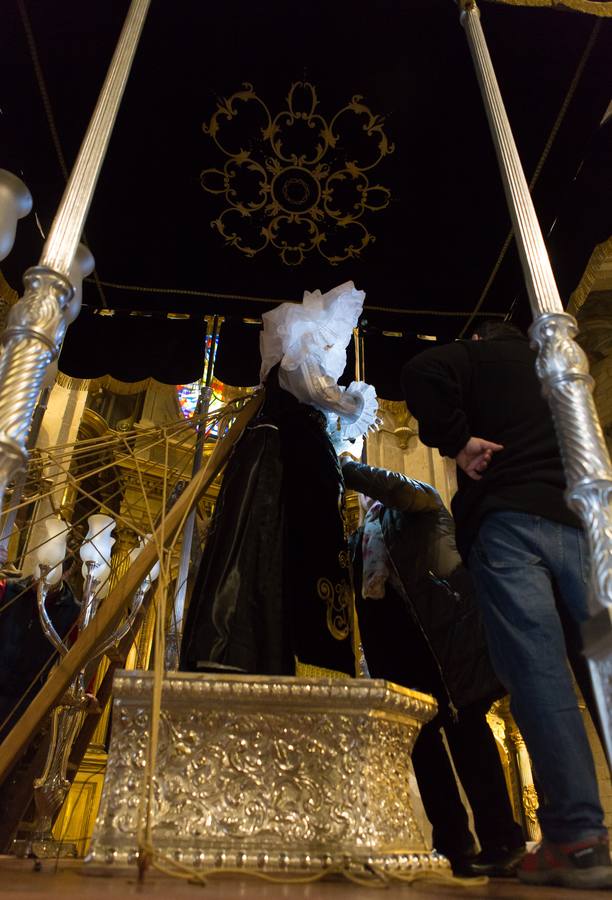 El Manto procesional que luce todos los Viernes Santo la Virgen de la Soledad, una de las piezas más reseñables de la Semana Santa, presenta evidentes indicios de deterioro en su estrcutura