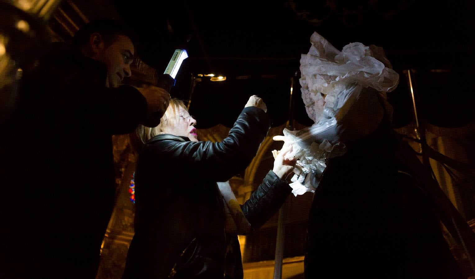 El Manto procesional que luce todos los Viernes Santo la Virgen de la Soledad, una de las piezas más reseñables de la Semana Santa, presenta evidentes indicios de deterioro en su estrcutura