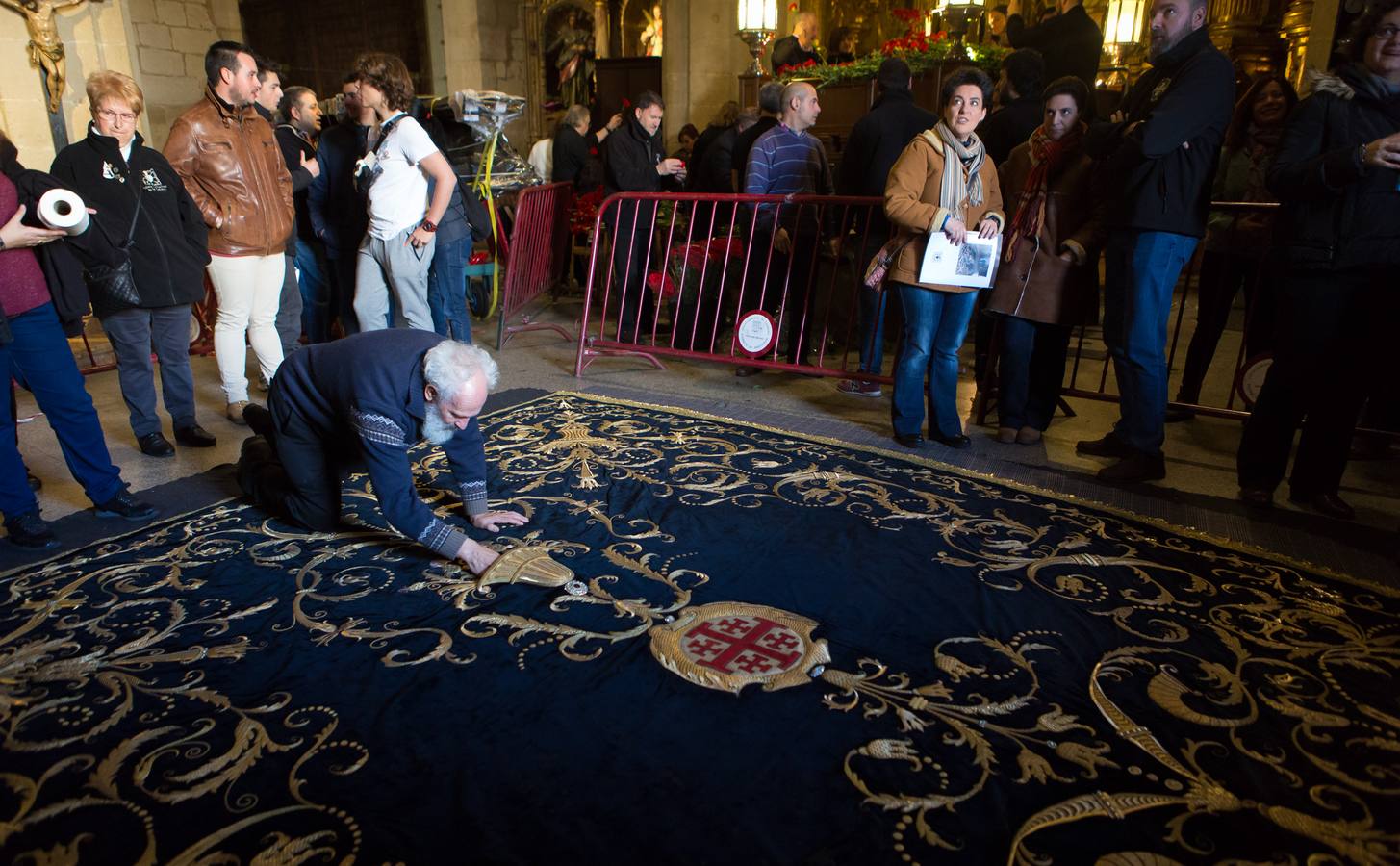 El Manto procesional que luce todos los Viernes Santo la Virgen de la Soledad, una de las piezas más reseñables de la Semana Santa, presenta evidentes indicios de deterioro en su estrcutura