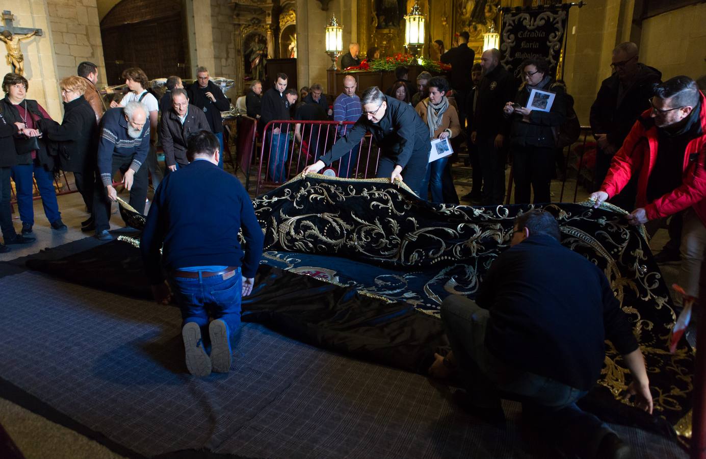 El Manto procesional que luce todos los Viernes Santo la Virgen de la Soledad, una de las piezas más reseñables de la Semana Santa, presenta evidentes indicios de deterioro en su estrcutura