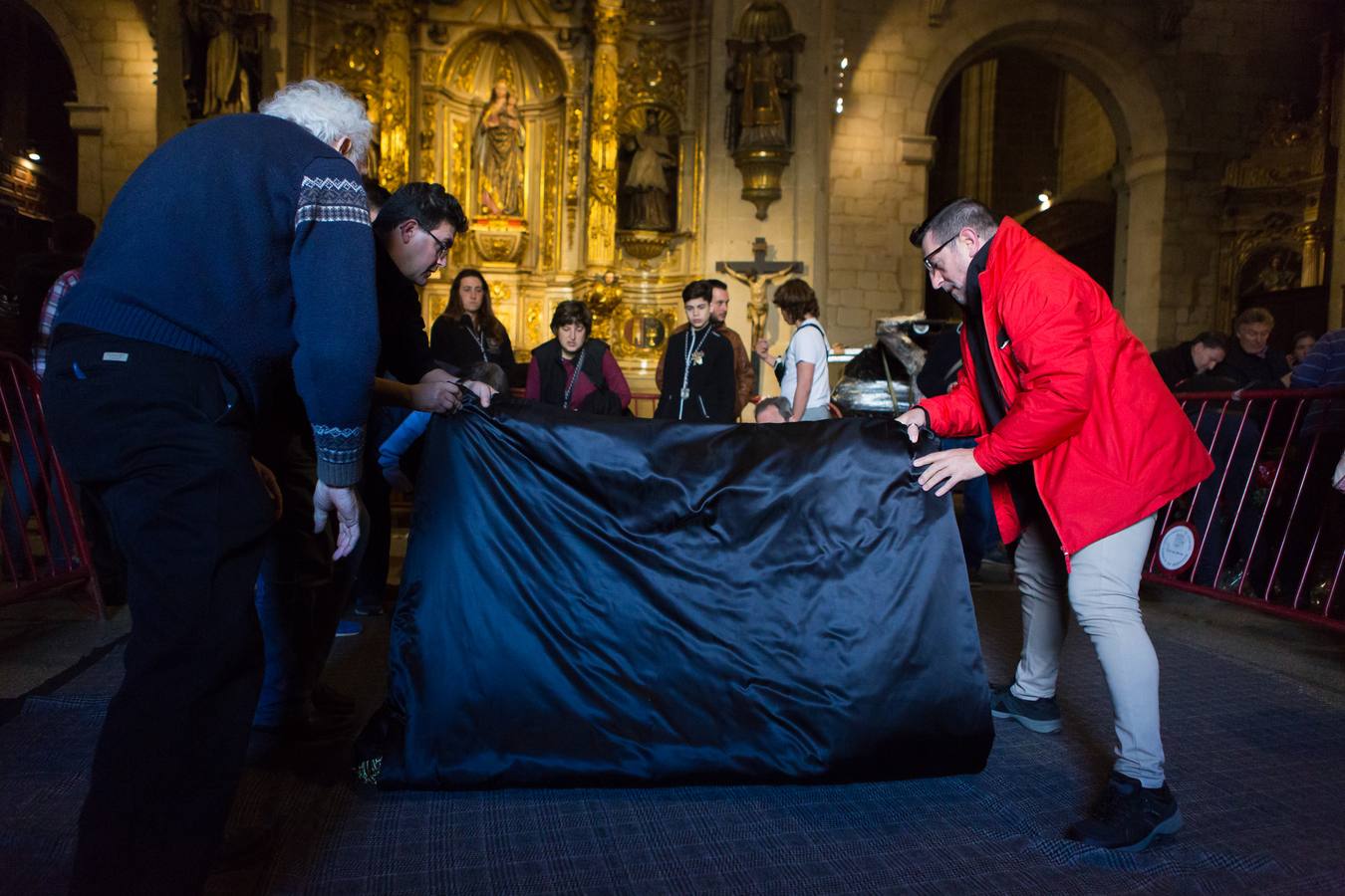 El Manto procesional que luce todos los Viernes Santo la Virgen de la Soledad, una de las piezas más reseñables de la Semana Santa, presenta evidentes indicios de deterioro en su estrcutura