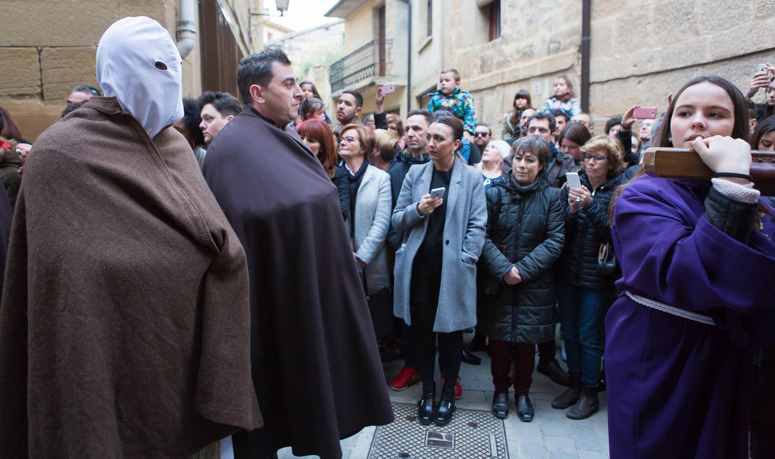 San Vicente de la Sonsierra ha revivido el fervor penitente de los picaos en la procesión del Jueves Santo, que ha reunido a miles de visitantes que han abarrotado las angostas calles de la villa para presencial este rito ancestral.