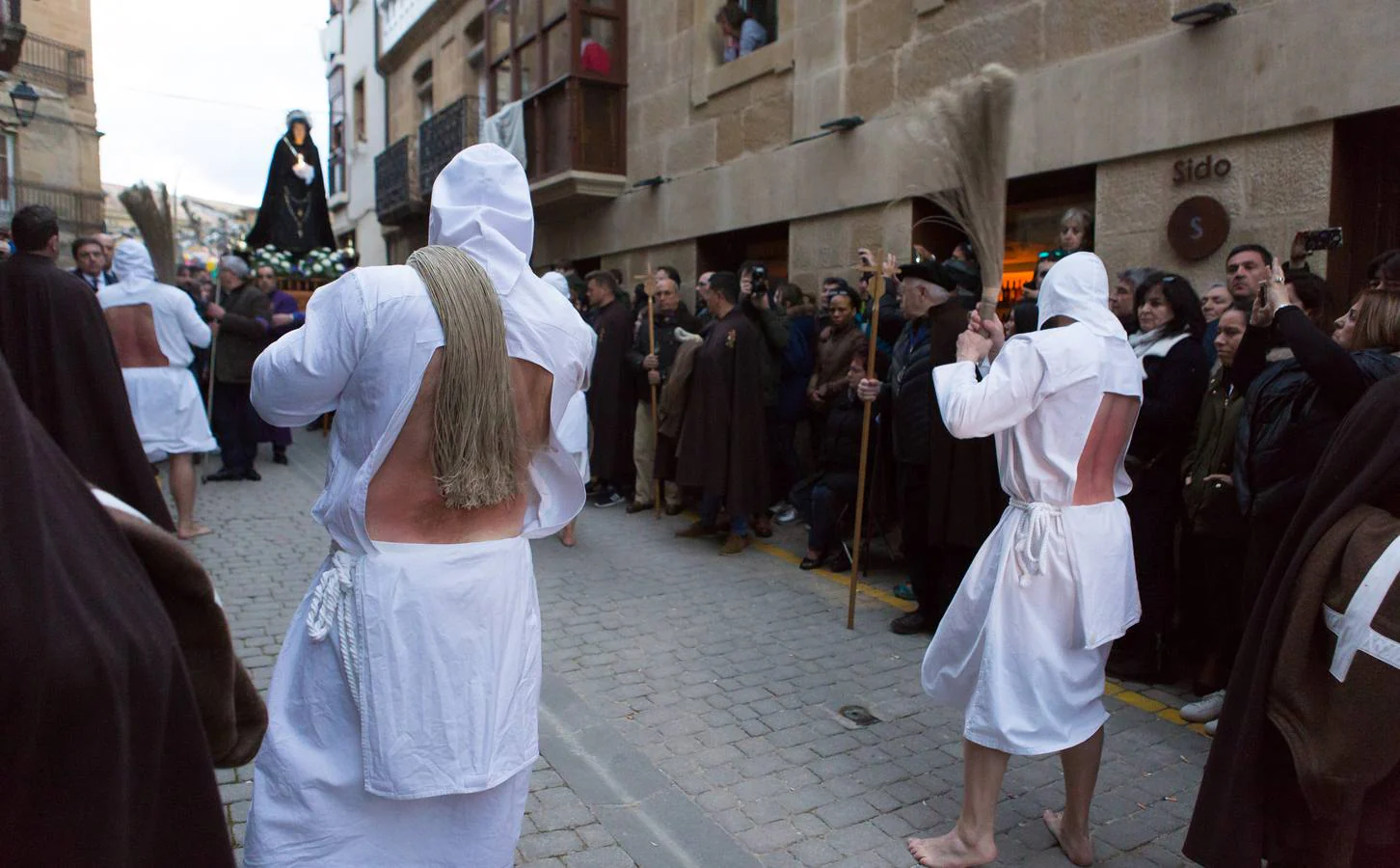 San Vicente de la Sonsierra ha revivido el fervor penitente de los picaos en la procesión del Jueves Santo, que ha reunido a miles de visitantes que han abarrotado las angostas calles de la villa para presencial este rito ancestral.