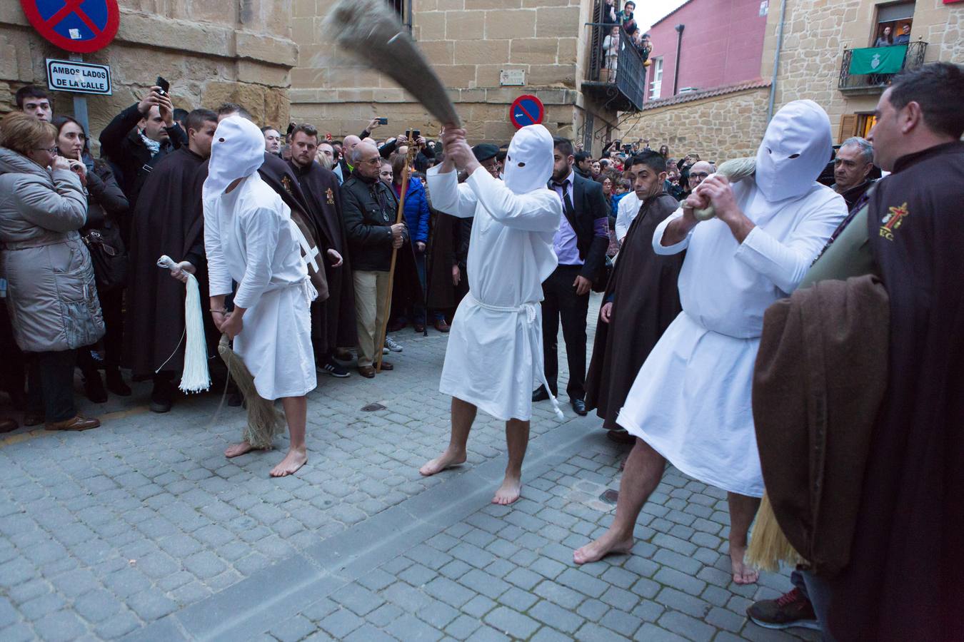 San Vicente de la Sonsierra ha revivido el fervor penitente de los picaos en la procesión del Jueves Santo, que ha reunido a miles de visitantes que han abarrotado las angostas calles de la villa para presencial este rito ancestral.