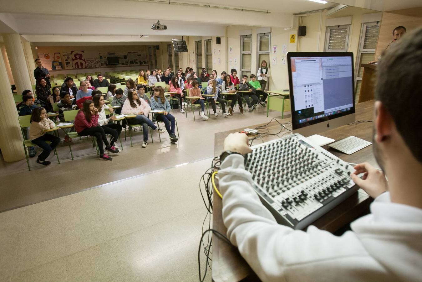 Radio Cosme emite una tertulia desde el instituto logroñés en la que intervienen representantes de tres generaciones