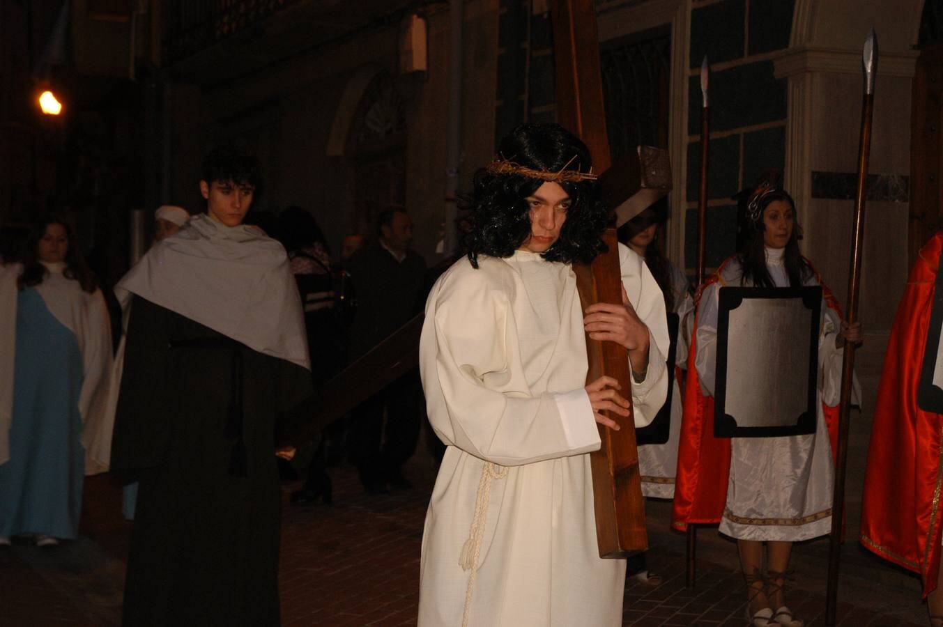 Procesión de Viernes Santo en Cervera del Río Alhama. Esta procesión se caracteriza por mezclar los pasos vivientes (que abren la comitiva como son La Entrada a Jerusalén, La Samaritana, La Última Cena, La Sinagoga, El Prendimiento y La Subida al Calvario) y los escultóricos (Ecce Homo, Crucifixión, Entierro, Dolorosa).