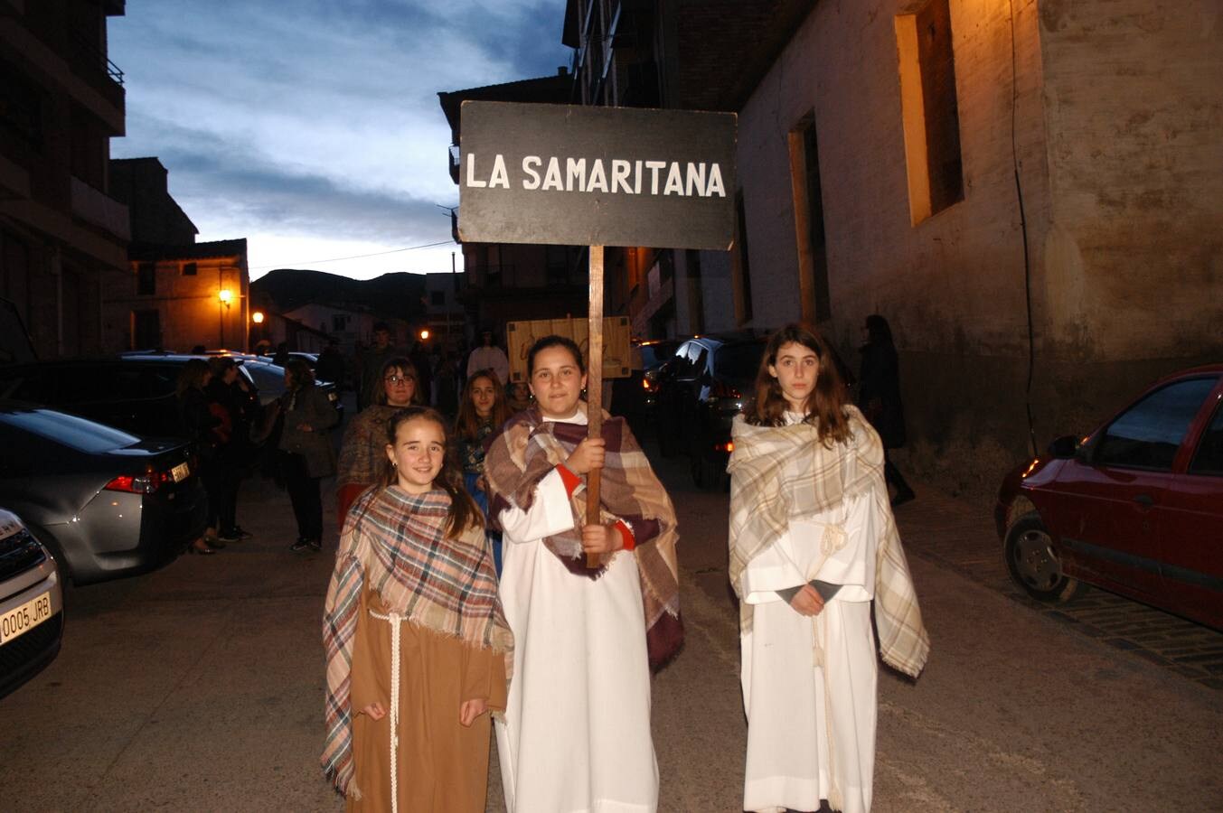 Procesión de Viernes Santo en Cervera del Río Alhama. Esta procesión se caracteriza por mezclar los pasos vivientes (que abren la comitiva como son La Entrada a Jerusalén, La Samaritana, La Última Cena, La Sinagoga, El Prendimiento y La Subida al Calvario) y los escultóricos (Ecce Homo, Crucifixión, Entierro, Dolorosa).