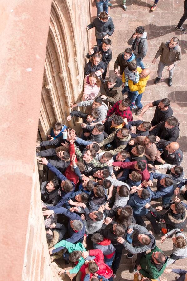 Lanzamiento de dinero y caramelos desde la balconada de la iglesia para celebrar la resurrección de Jesucristo. El Ayuntamiento ha lanzado 1.240 euros, más otros 20 euros la cofradía.
