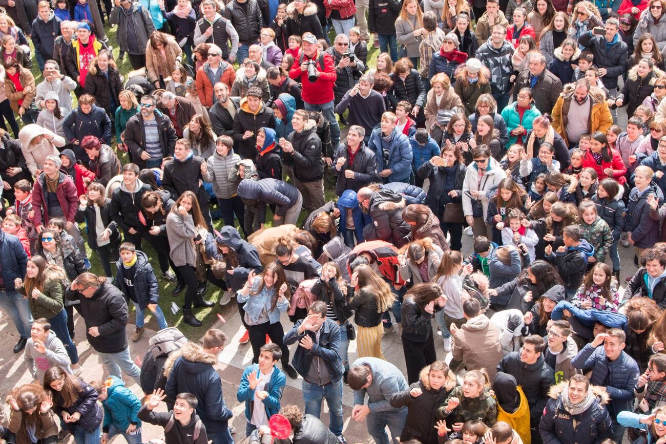 Lanzamiento de dinero y caramelos desde la balconada de la iglesia para celebrar la resurrección de Jesucristo. El Ayuntamiento ha lanzado 1.240 euros, más otros 20 euros la cofradía.