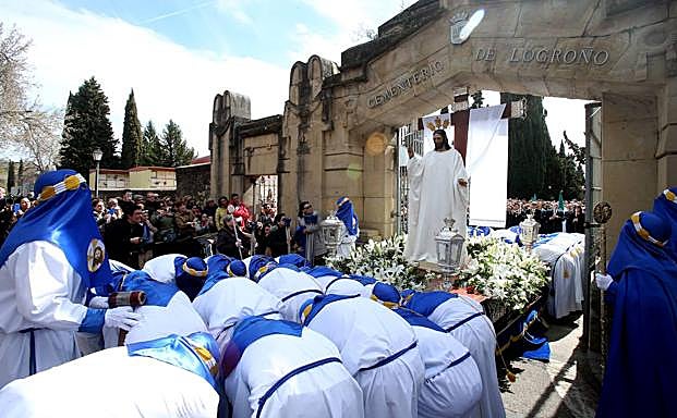 Logroño saca en procesión desde el Cementerio al Cristo Resucitado