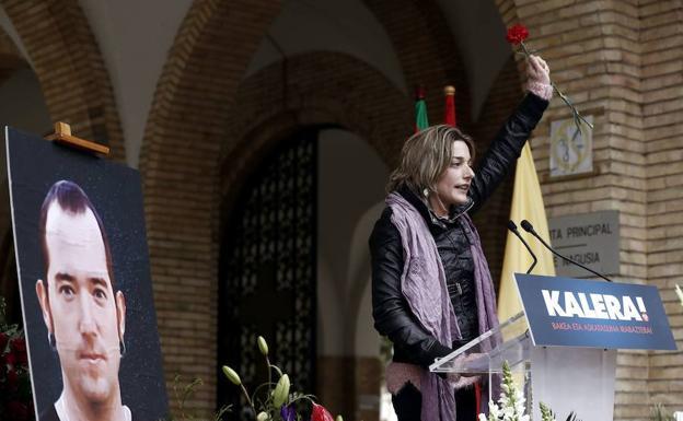 La dirigente de Sortu Miren Zabaleta en un homenaje al etarra fallecido Xabier Rey. 