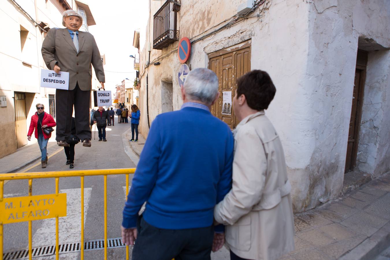 Un centenar de peleles alusivos, principalmente, a personajes relacionados con la crisis de Cataluña -vestidos de romanos y en movimiento- se han colgado en las calles de Alfaro para ser quemados, en la tradicional quema de Judas del Domingo de Resurrección