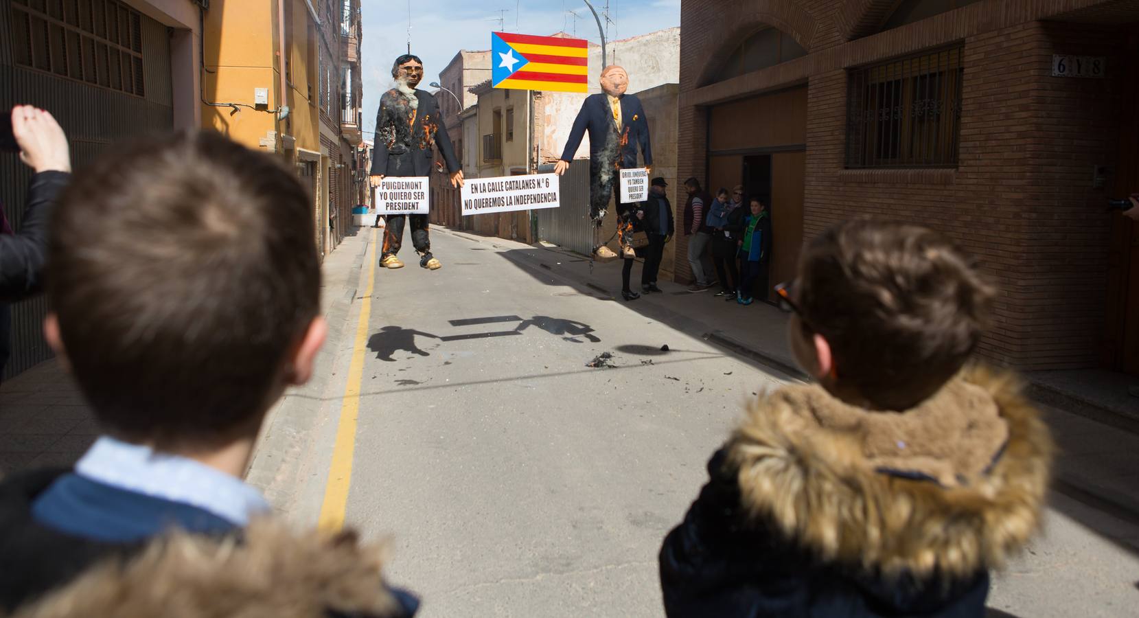 Un centenar de peleles alusivos, principalmente, a personajes relacionados con la crisis de Cataluña -vestidos de romanos y en movimiento- se han colgado en las calles de Alfaro para ser quemados, en la tradicional quema de Judas del Domingo de Resurrección