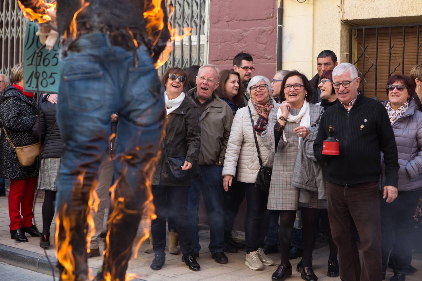 Un centenar de peleles alusivos, principalmente, a personajes relacionados con la crisis de Cataluña -vestidos de romanos y en movimiento- se han colgado en las calles de Alfaro para ser quemados, en la tradicional quema de Judas del Domingo de Resurrección