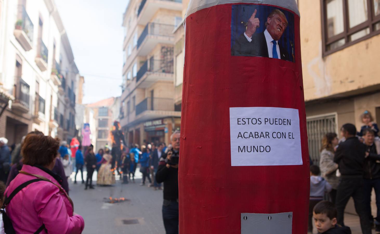 Un centenar de peleles alusivos, principalmente, a personajes relacionados con la crisis de Cataluña -vestidos de romanos y en movimiento- se han colgado en las calles de Alfaro para ser quemados, en la tradicional quema de Judas del Domingo de Resurrección