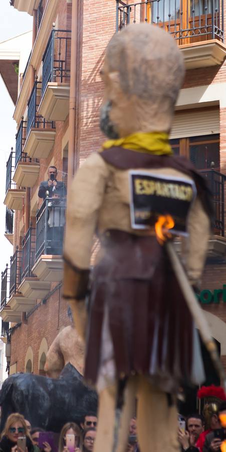 Un centenar de peleles alusivos, principalmente, a personajes relacionados con la crisis de Cataluña -vestidos de romanos y en movimiento- se han colgado en las calles de Alfaro para ser quemados, en la tradicional quema de Judas del Domingo de Resurrección