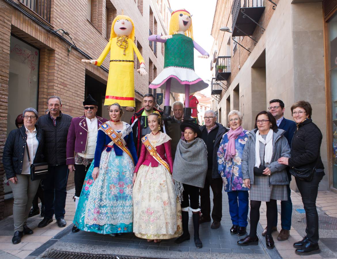 Un centenar de peleles alusivos, principalmente, a personajes relacionados con la crisis de Cataluña -vestidos de romanos y en movimiento- se han colgado en las calles de Alfaro para ser quemados, en la tradicional quema de Judas del Domingo de Resurrección