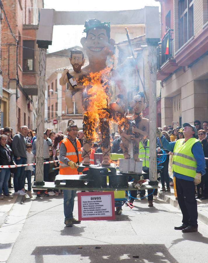 Un centenar de peleles alusivos, principalmente, a personajes relacionados con la crisis de Cataluña -vestidos de romanos y en movimiento- se han colgado en las calles de Alfaro para ser quemados, en la tradicional quema de Judas del Domingo de Resurrección