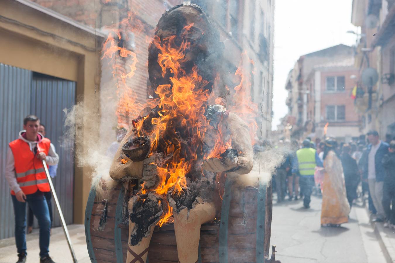 Un centenar de peleles alusivos, principalmente, a personajes relacionados con la crisis de Cataluña -vestidos de romanos y en movimiento- se han colgado en las calles de Alfaro para ser quemados, en la tradicional quema de Judas del Domingo de Resurrección